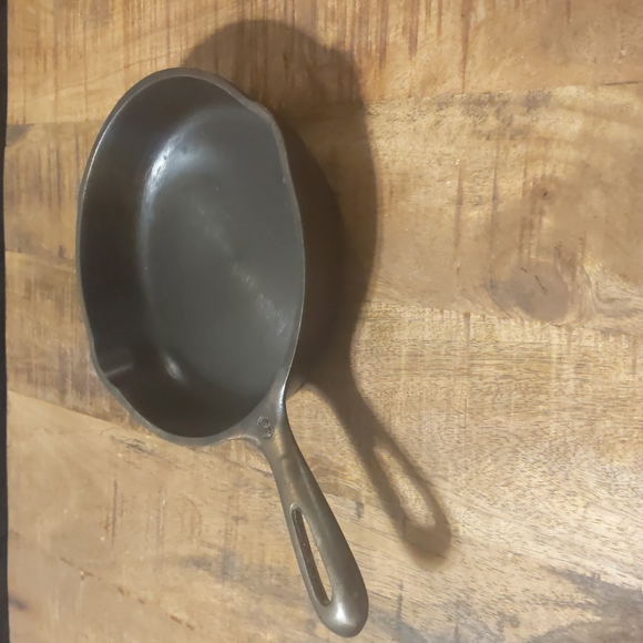 Vintage Unmarked Wagner Cast Iron Skillet, #3 - Picture 5 of 12